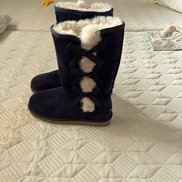 Koolaburra tall Bailey Bow Boots with shearling liner ready to take in winter. - Picture 1 of 3
